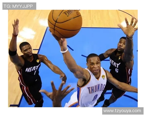 2012年NBA总决赛第三场雷霆对决热火的精彩瞬间与战术分析