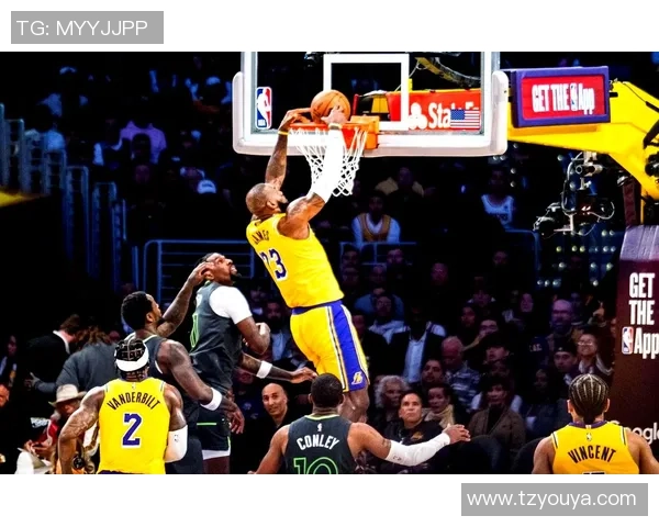 2012年科比与詹姆斯的巅峰对决：篮球传奇交锋的经典瞬间回顾